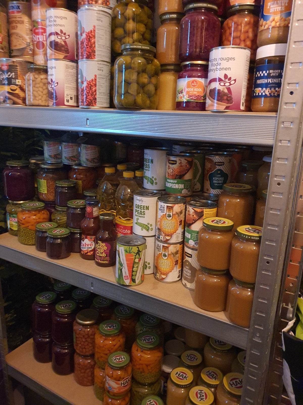 Conserven in blik en pot. Bonen ragout rode kool appelm.etc, Ophalen