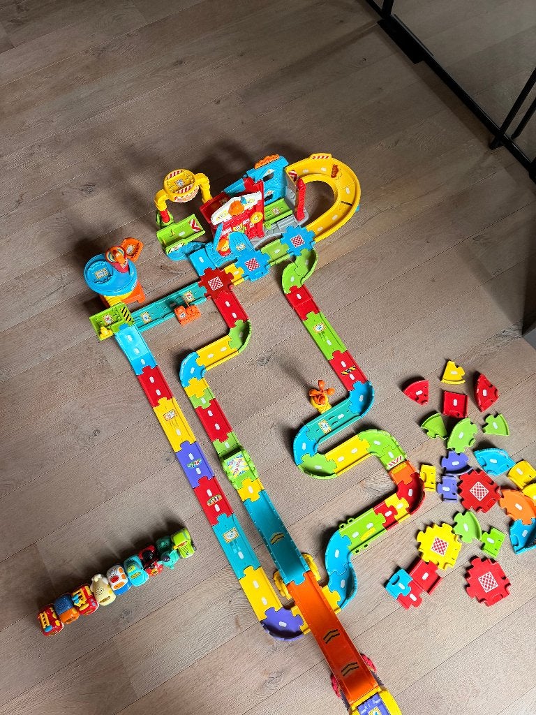Toet Toet autobaan met brandweerkazerne en vliegveld, Ophalen, Gebruikt, 2 tot 4 jaar