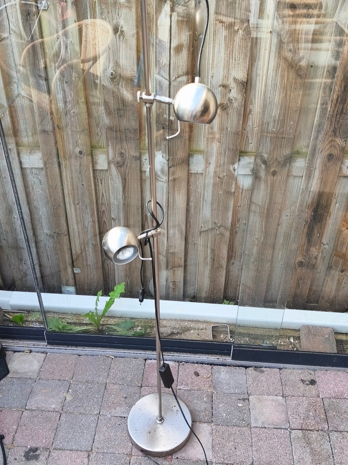 Stalen vloerlamp met twee verstelbare spots, Huis en Inrichting, Lampen | Vloerlampen, Ophalen, Gebruikt, GU10, Metaal