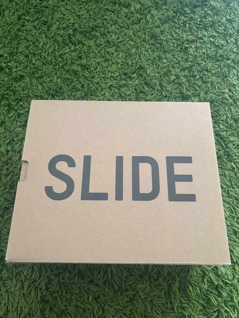 Yeezy Slide - Maat 37 - Nieuw in doos, Kleding | Dames, Schoenen, Slippers, Ophalen of Verzenden, Zo goed als nieuw, Grijs