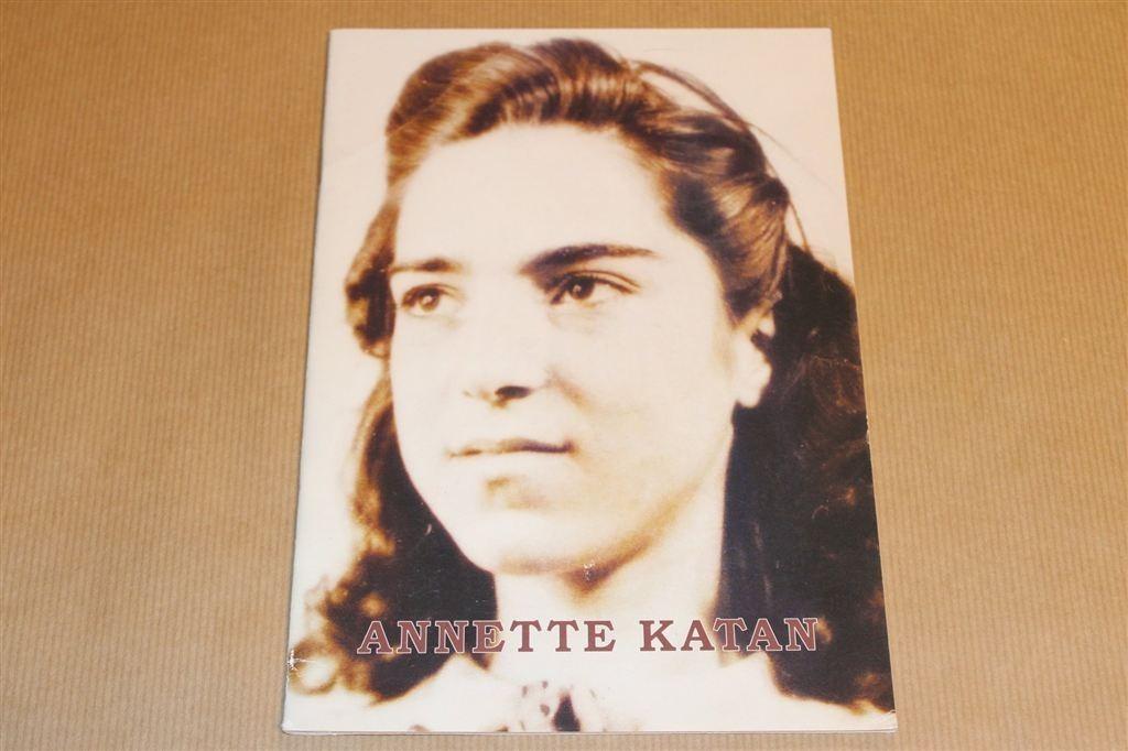 Annette Katan — Onderduik En Herinnering In Zeerijp, Ophalen of Verzenden, Zo goed als nieuw