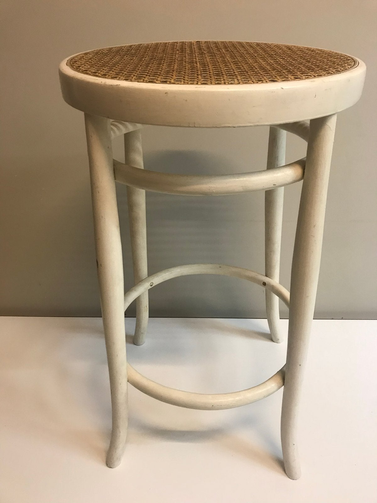 Thonet-stijl kruk wit met rieten webbing zitting, Huis en Inrichting, Ophalen, Gebruikt, Hout