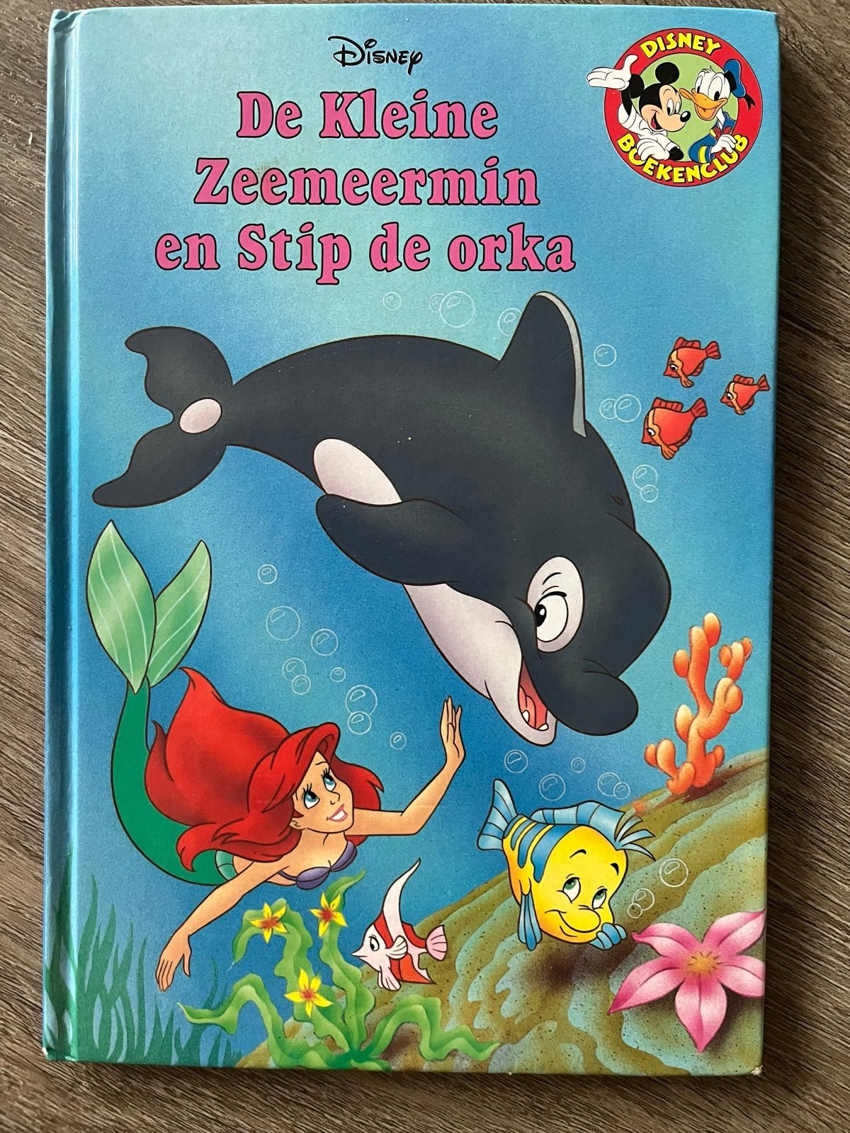 Disney De Kleine Zeemeermin en Stip de orka, Boeken, Ophalen of Verzenden, Zo goed als nieuw, Sprookjes