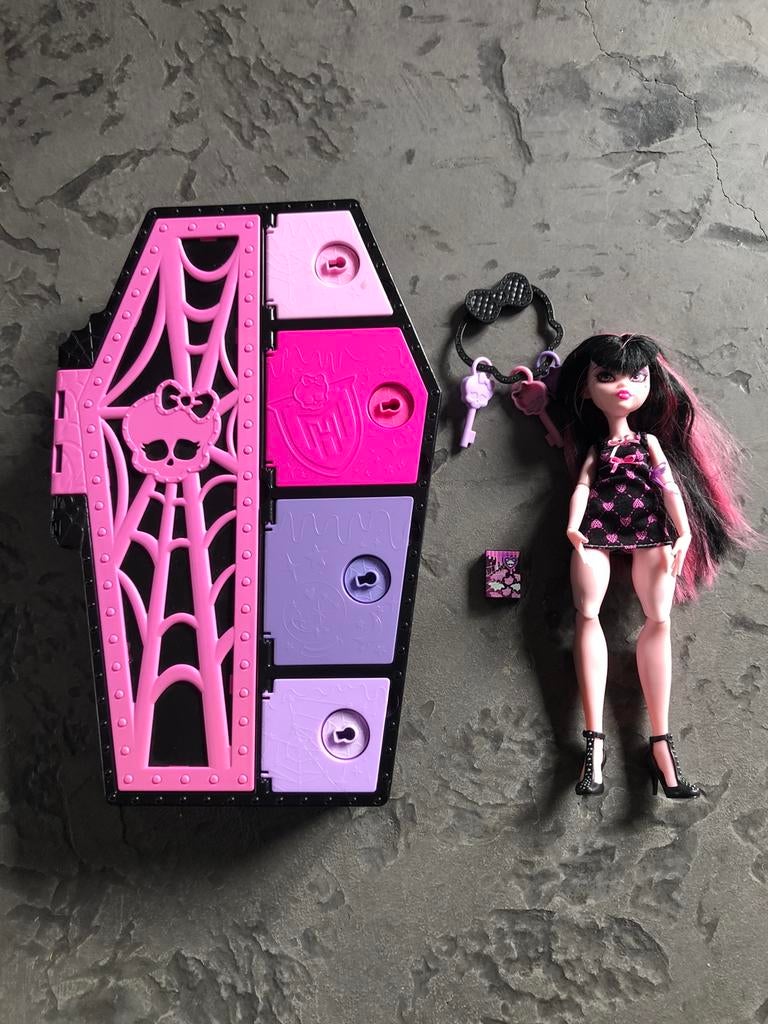 Monster high pop  draculara met kast mattel, Ophalen of Verzenden, Zo goed als nieuw, Fashion Doll