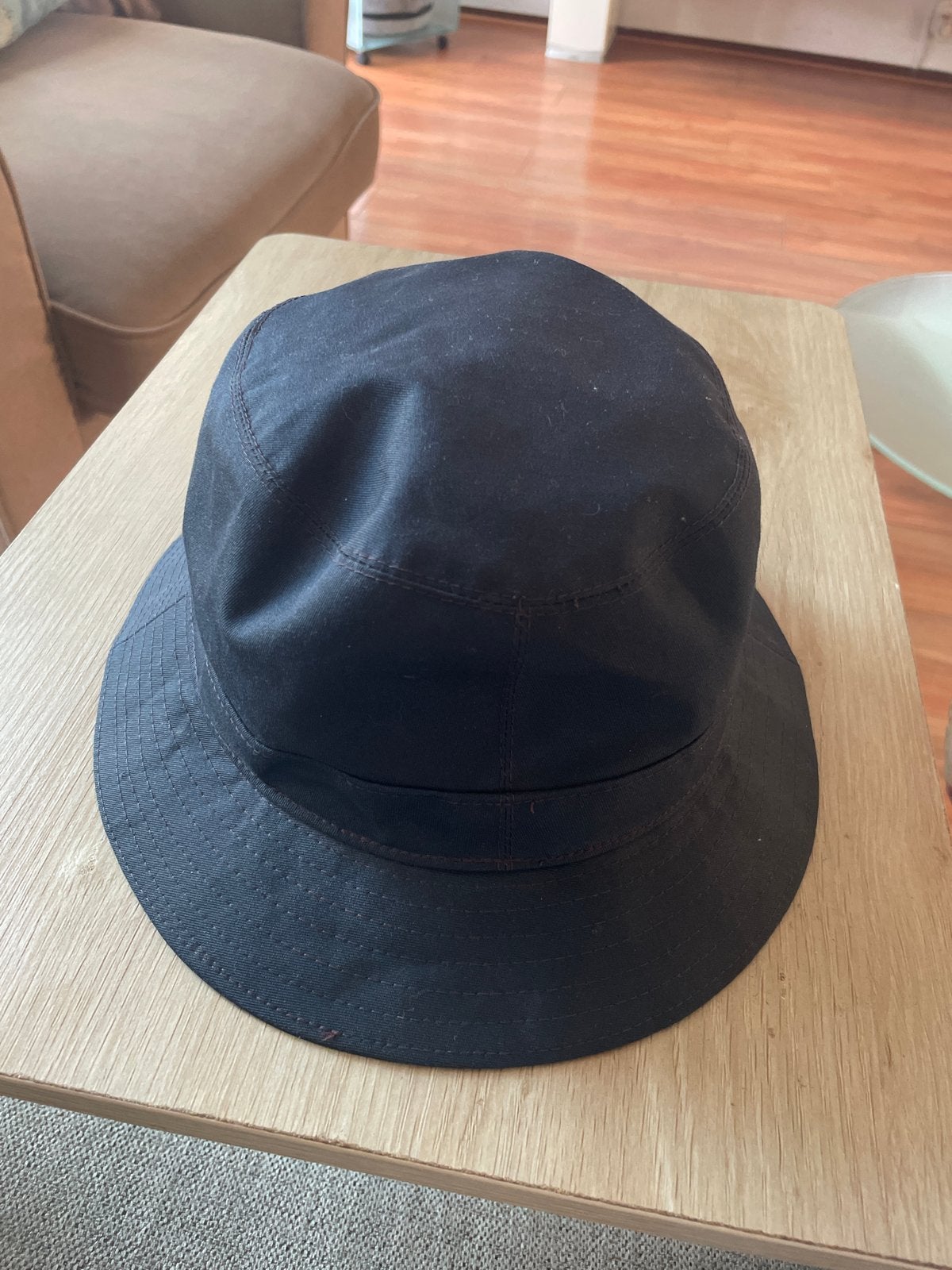 Burberry's blauwe Bucket Hat - Made in England, Kleding | Dames, Hoeden en Petten, Ophalen of Verzenden, Zo goed als nieuw, 58 cm (L, 7¼ inch) of meer