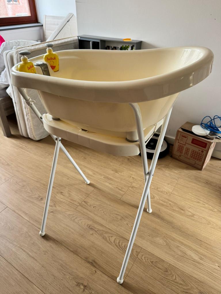 Bébé-jou babybadje met standaard en badzitje, Ophalen, Gebruikt, Badje, Bébé-jou