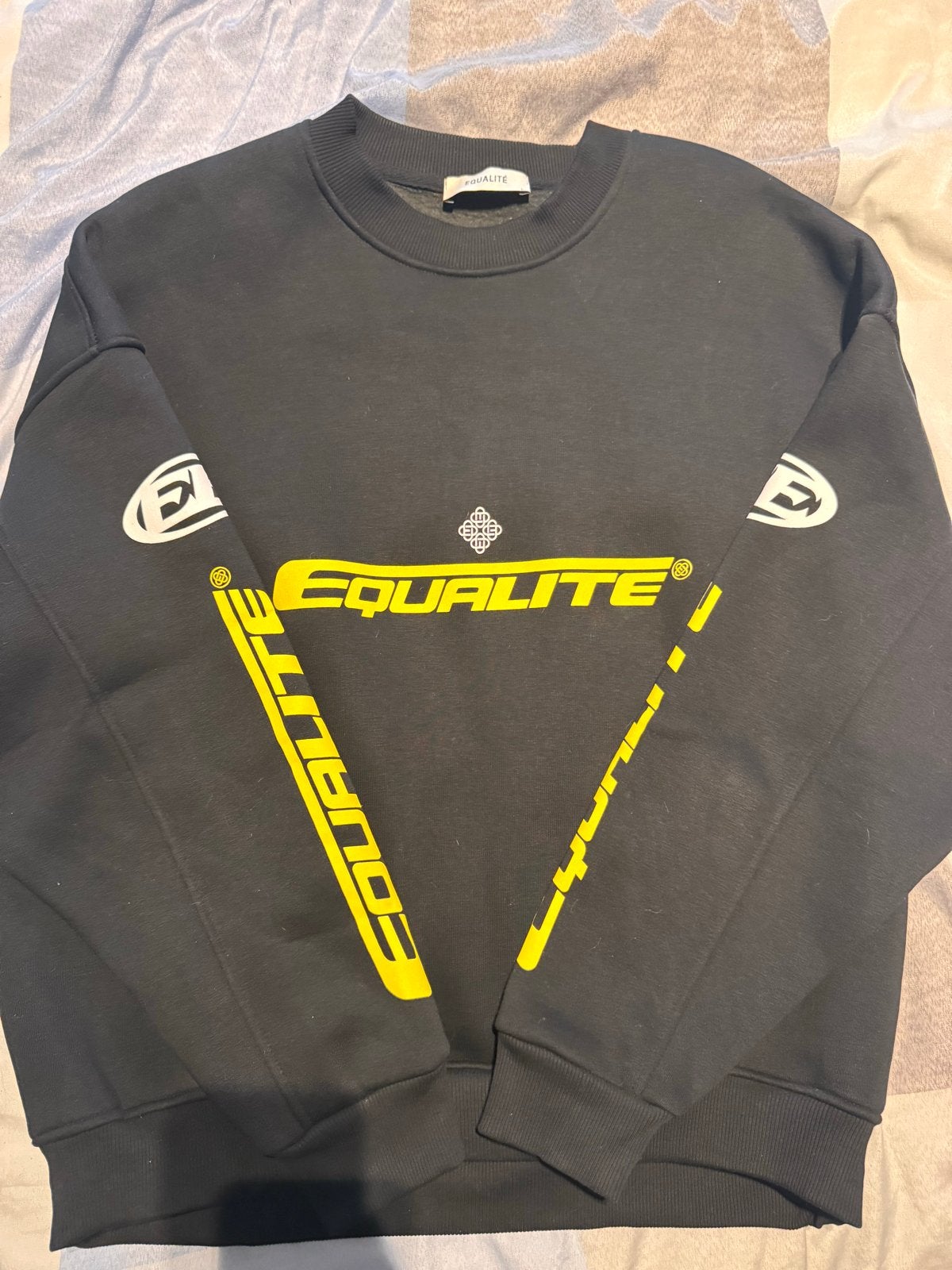EQUALITÉ sweater zwart met geel logo - Maat L, Ophalen of Verzenden, Zo goed als nieuw, Maat 52/54 (L), Zwart