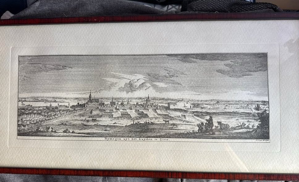 Antieke Gravure: Nijmegen uit het Zuiden te zien copie, Antiek en Kunst, Ingelijst, Stadsgezicht, Ophalen of Verzenden, Gravure
