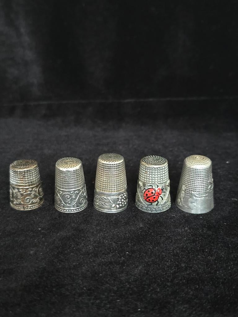 5 antieke vingerhoedjes, allen zilver. Lot 1., Verzamelen, Vingerhoedjes, Gebruikt, Reliëf, Ophalen of Verzenden, Nederland