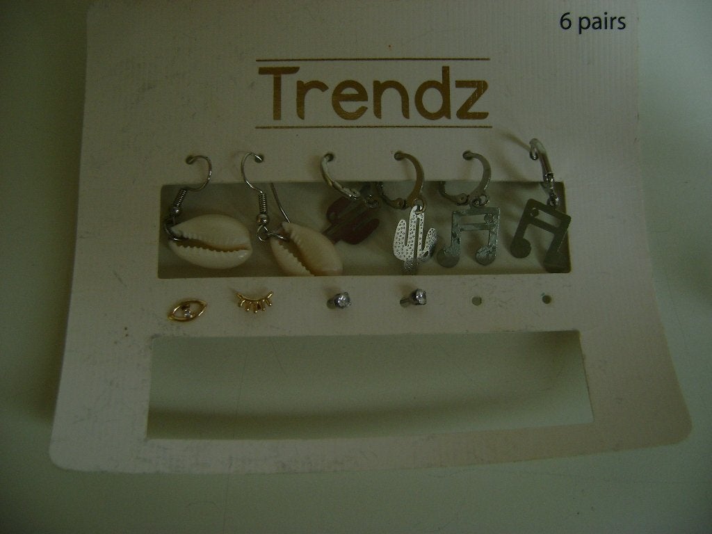 doosje met 5 paar oorbellen met schelpen muzieknoten enz, Overige materialen, Wit, Ophalen of Verzenden, Zo goed als nieuw