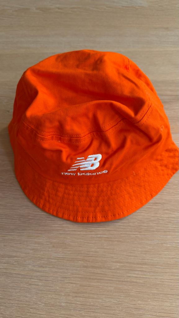 New Balance vissershoedje oranje, Ophalen of Verzenden, Nieuw, One size fits all, Hoed