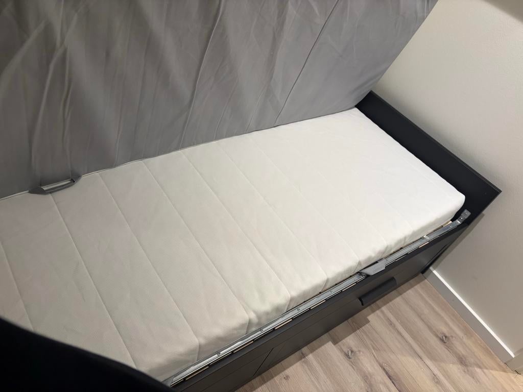 Bedbank (IKEA) met 2 lades en 2 matrassen, Ophalen, Eenpersoons, Zwart, Zo goed als nieuw