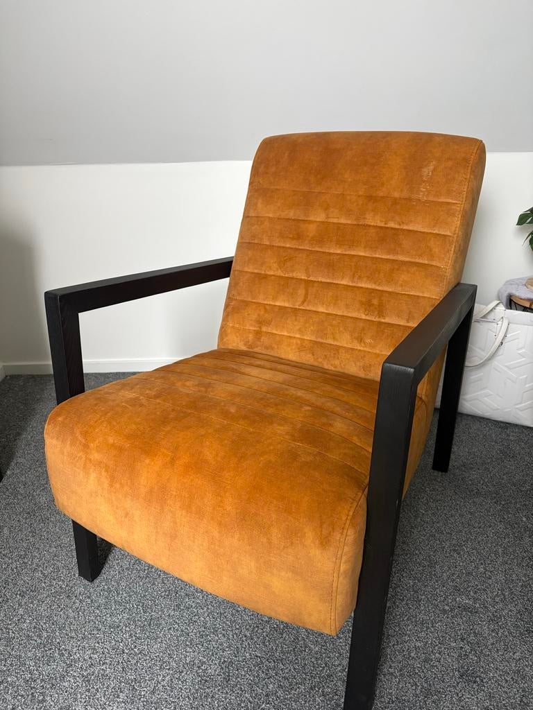 Comfortabele fauteuil in okergeel met houten frame, Huis en Inrichting, Stoelen, Gebruikt, Eén, Hout, Overige kleuren, Ophalen of Verzenden
