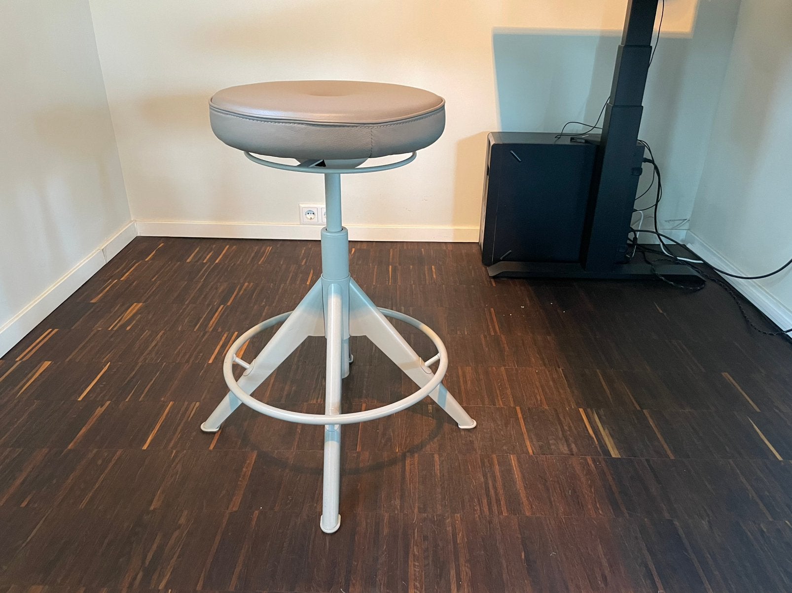 Ergonomische zit/sta kruk beige | Trollberget, Ophalen, In hoogte verstelbaar, Zo goed als nieuw