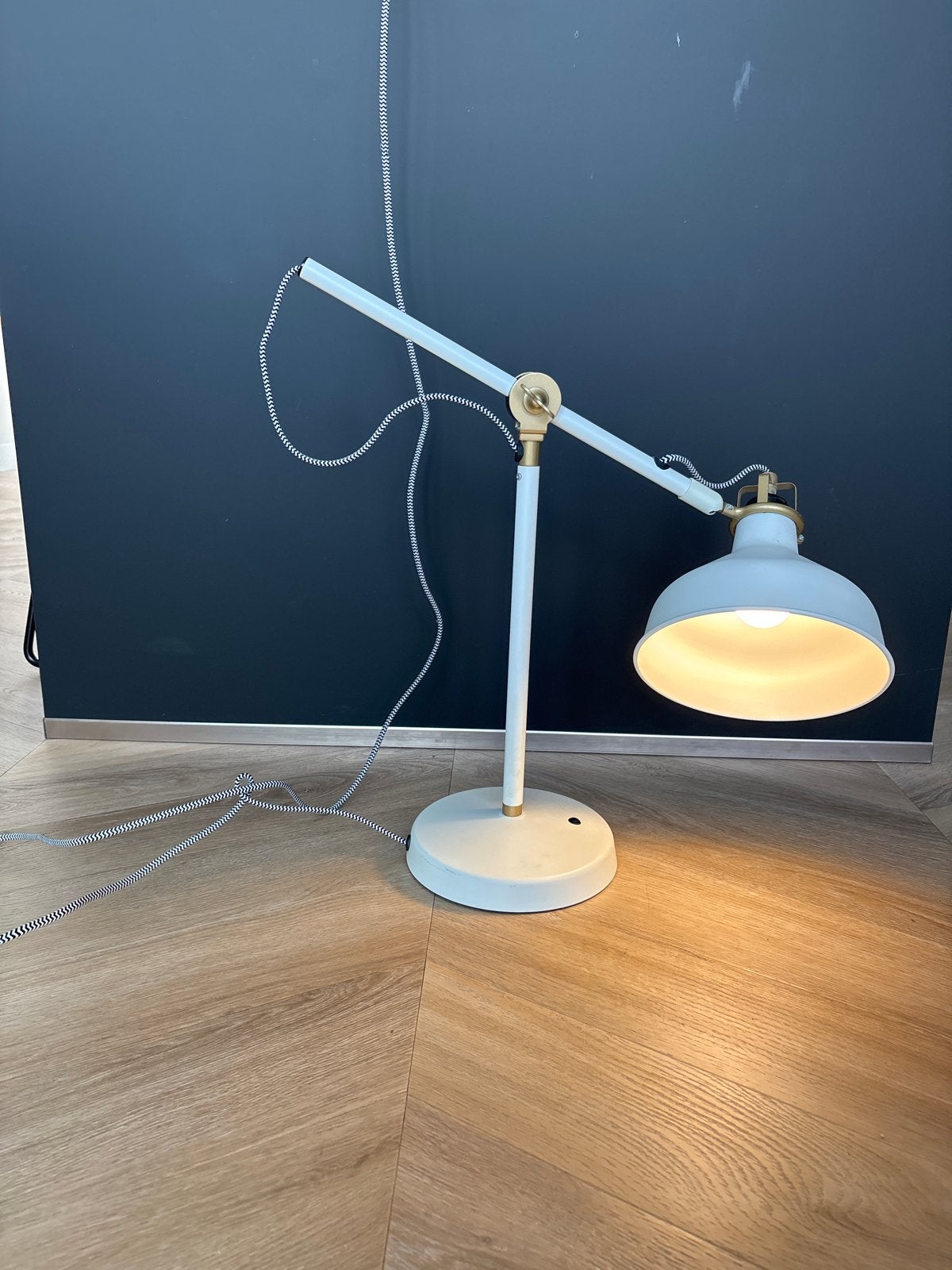 Moderne bureaulamp met verstelbare arm, Ophalen, Bureaulamp, Gebruikt, Wit