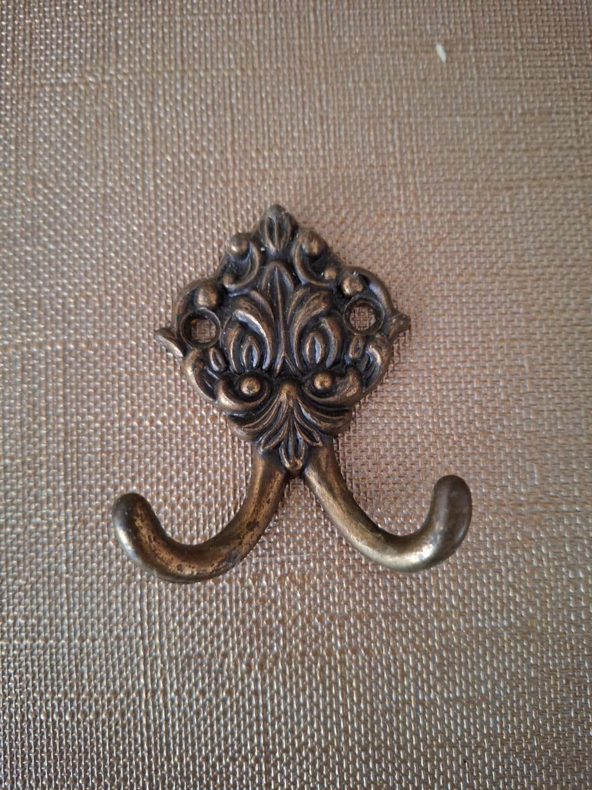 Antieke messing wandhaak - Decoratieve kapstokhaak, Gebruikt, Wandhaken, Ophalen of Verzenden, Minder dan 100 cm