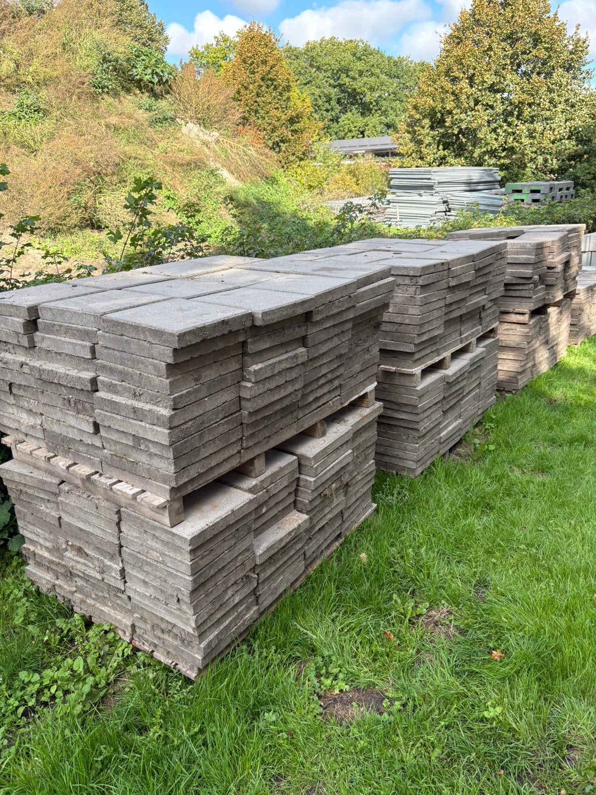 Tekoop 80 m2 nette 30x30x4.5. Grijze betontegels, Tuin en Terras, Ophalen, Zo goed als nieuw, Overige materialen