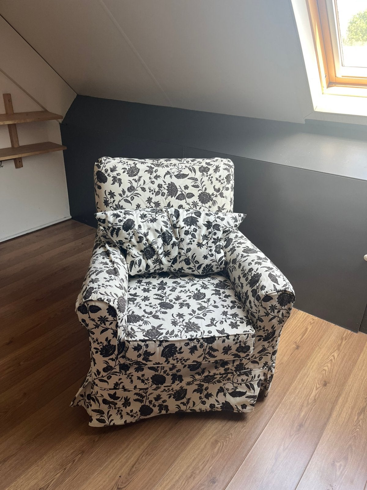 Ikea fauteuil - zwart met bloemen, Ophalen, Zo goed als nieuw, 75 tot 100 cm, 50 tot 75 cm