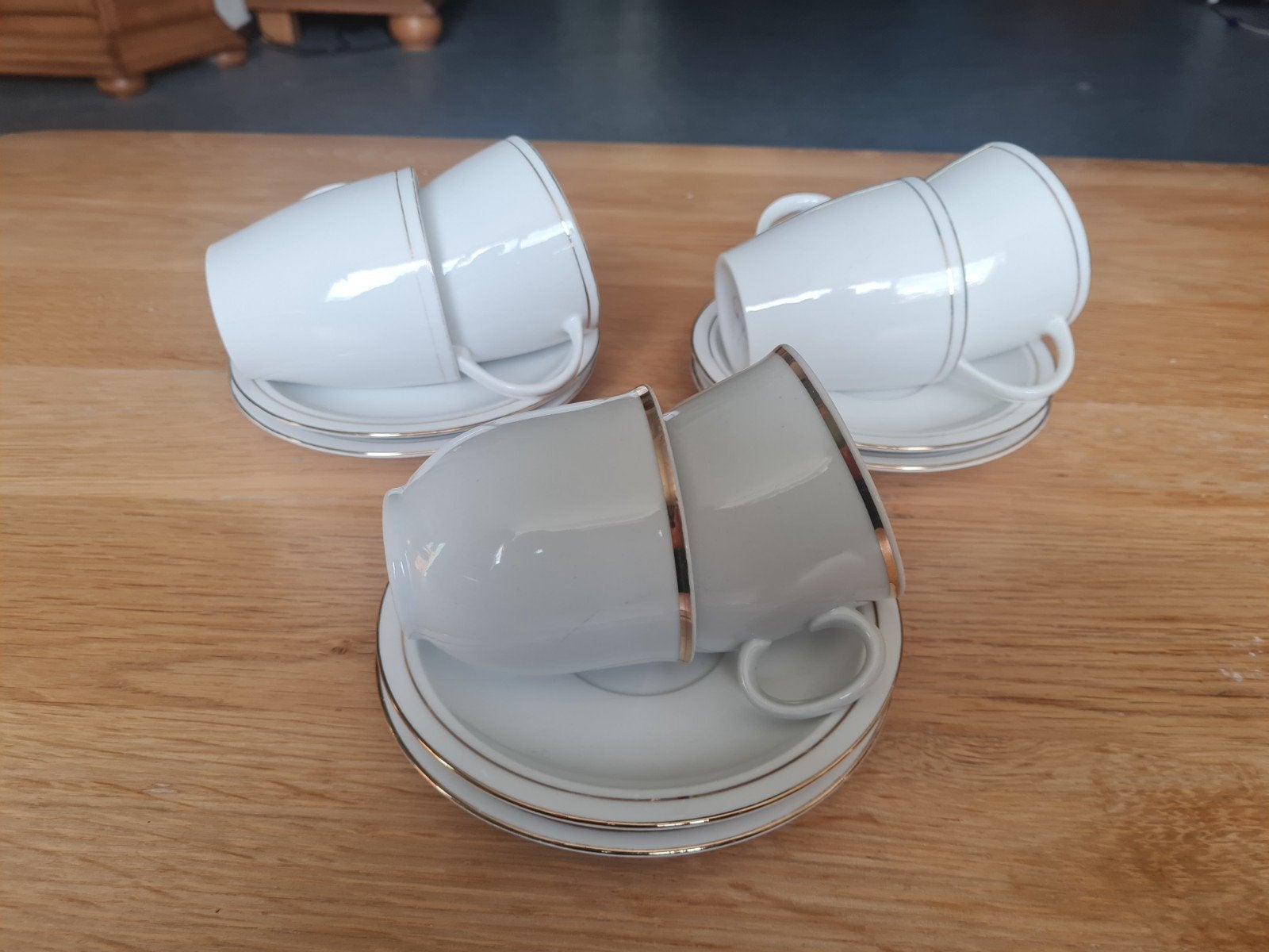 Set van 6 witte kopjes en schotels met gouden rand, Huis en Inrichting, Overige merken, Klassiek, Ophalen of Verzenden, Zo goed als nieuw