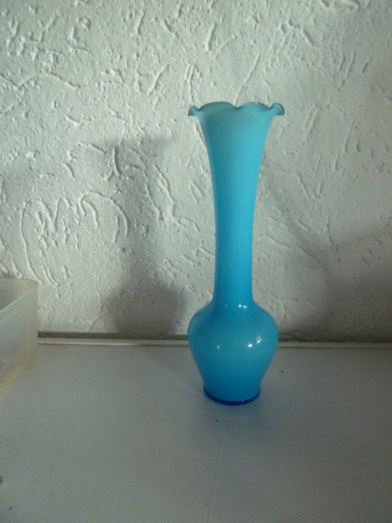 licht blauwe opaline vaas met een gegolfde rand, Ophalen of Verzenden