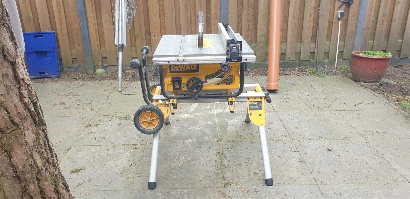 Dewalt tafelzaag op onderstel met wielen, Doe-het-zelf en Verbouw, Ophalen, Gebruikt, Cirkelzaag, 70 mm of meer