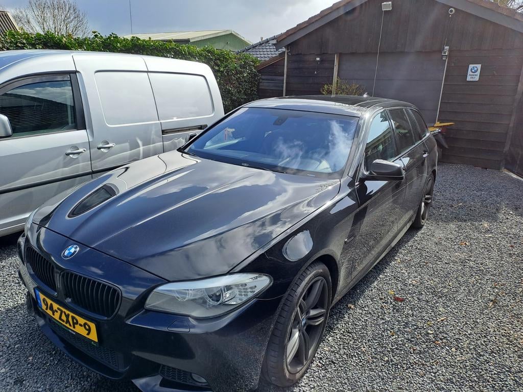 BMW 530d Touring AUT M pakket bpm €1250, Auto's, BMW, Automaat, Achterwielaandrijving, Zwart, 360° camera