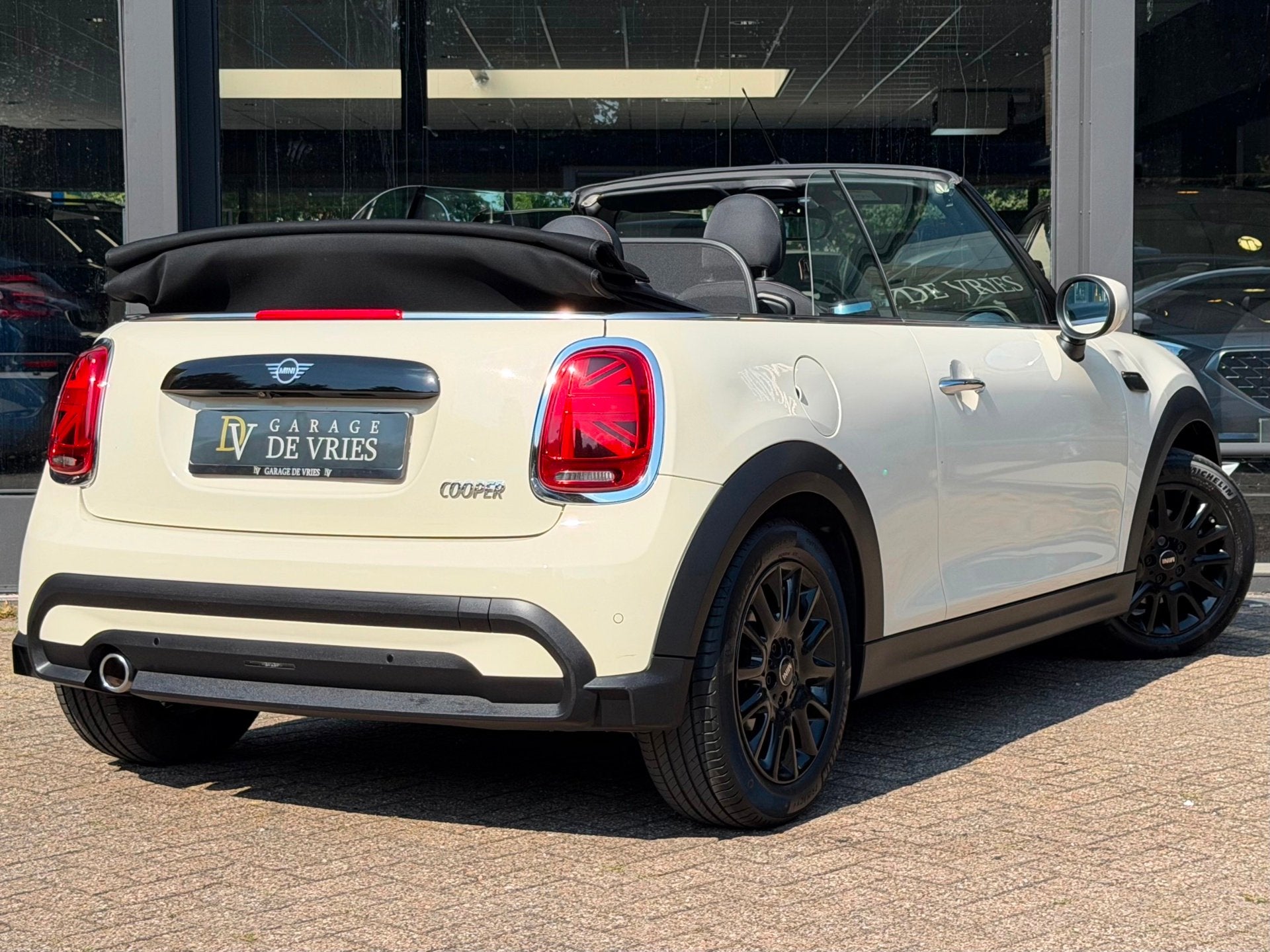 MINI Cabrio 1.5 Cooper MINI Yours Automaat Camera Climate Cr, Auto's, Dealer onderhouden, Gebruikt, Zwart, Cabriolet