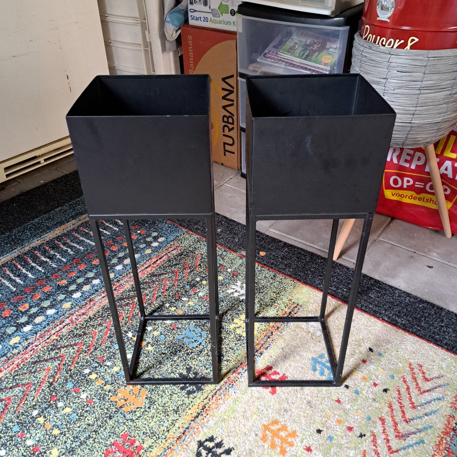 2 zwarte planten standaards., Tuin en Terras, Ophalen