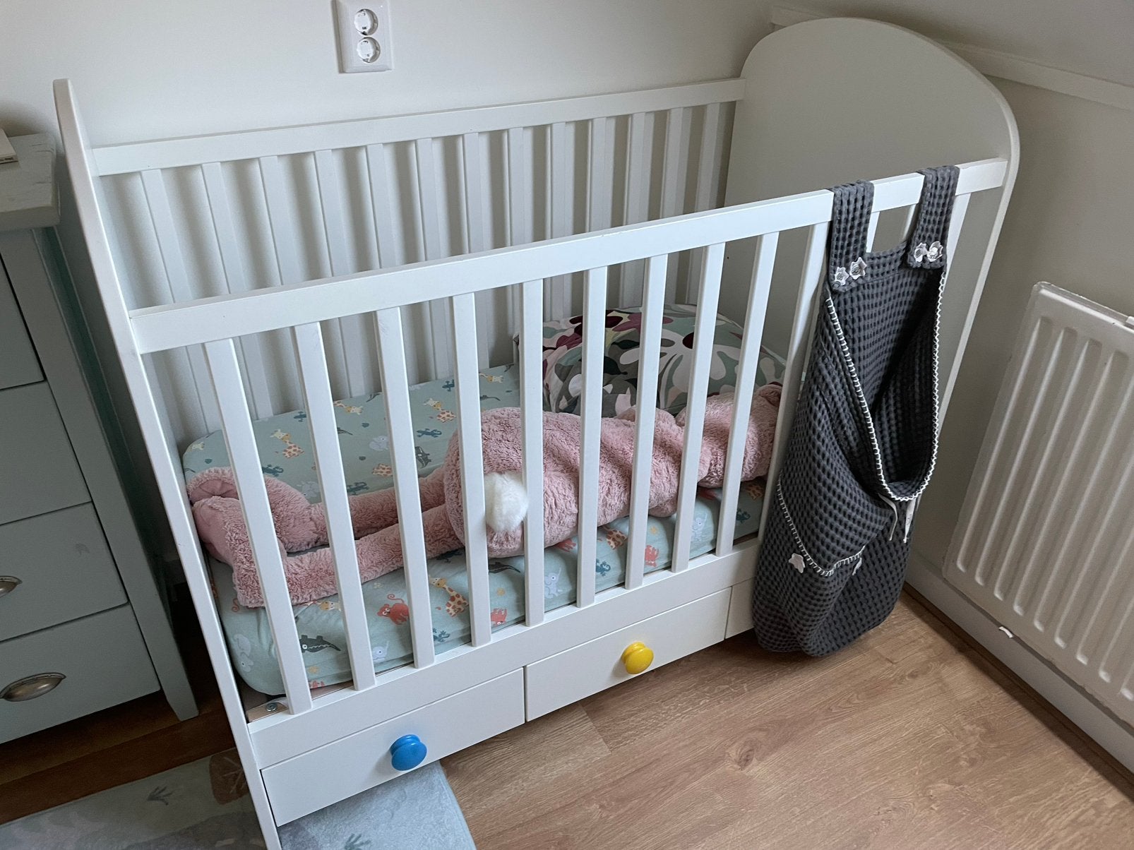 Ledikant/peuterbed met kinderkamermeubels, Ophalen, Zo goed als nieuw, Ledikant