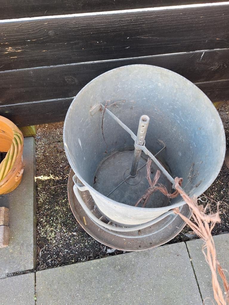 Grote zinken voer silo / voeremmer, Ophalen