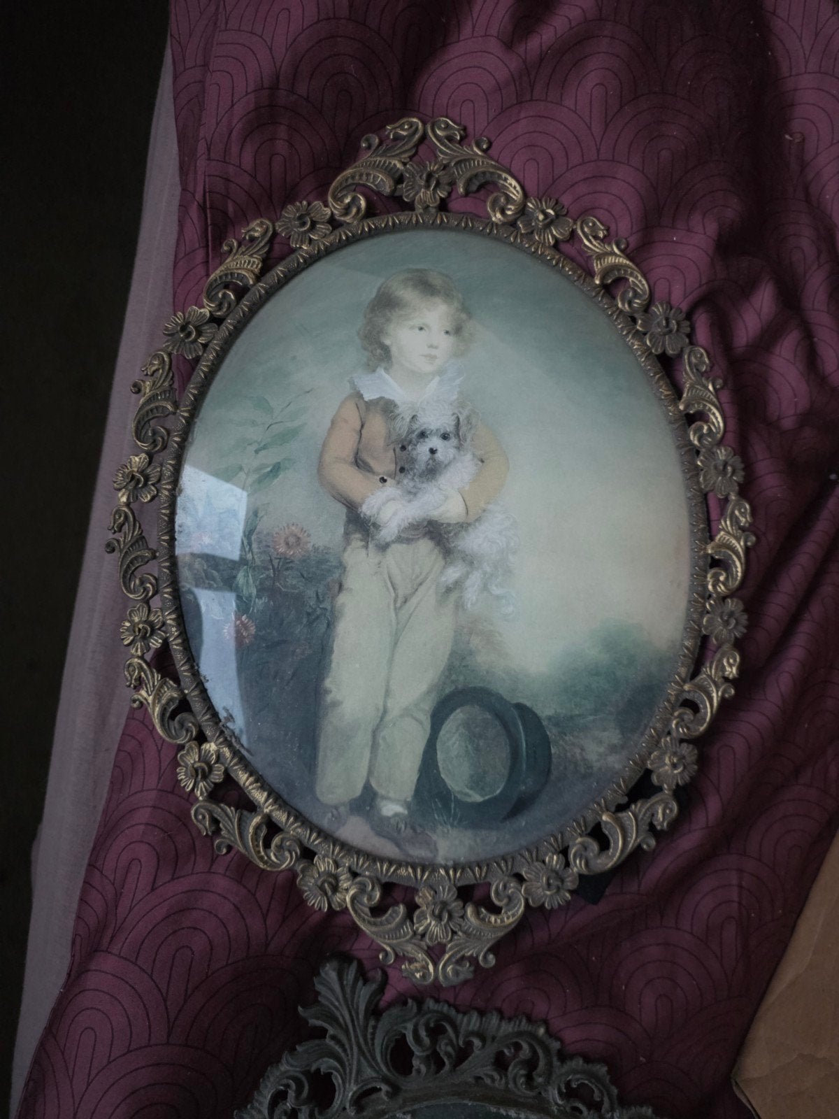 Oud schilderij: Jongen met hond in sierlijke lijst, Doek, Portret of Personen, Achter glas, Ophalen of Verzenden