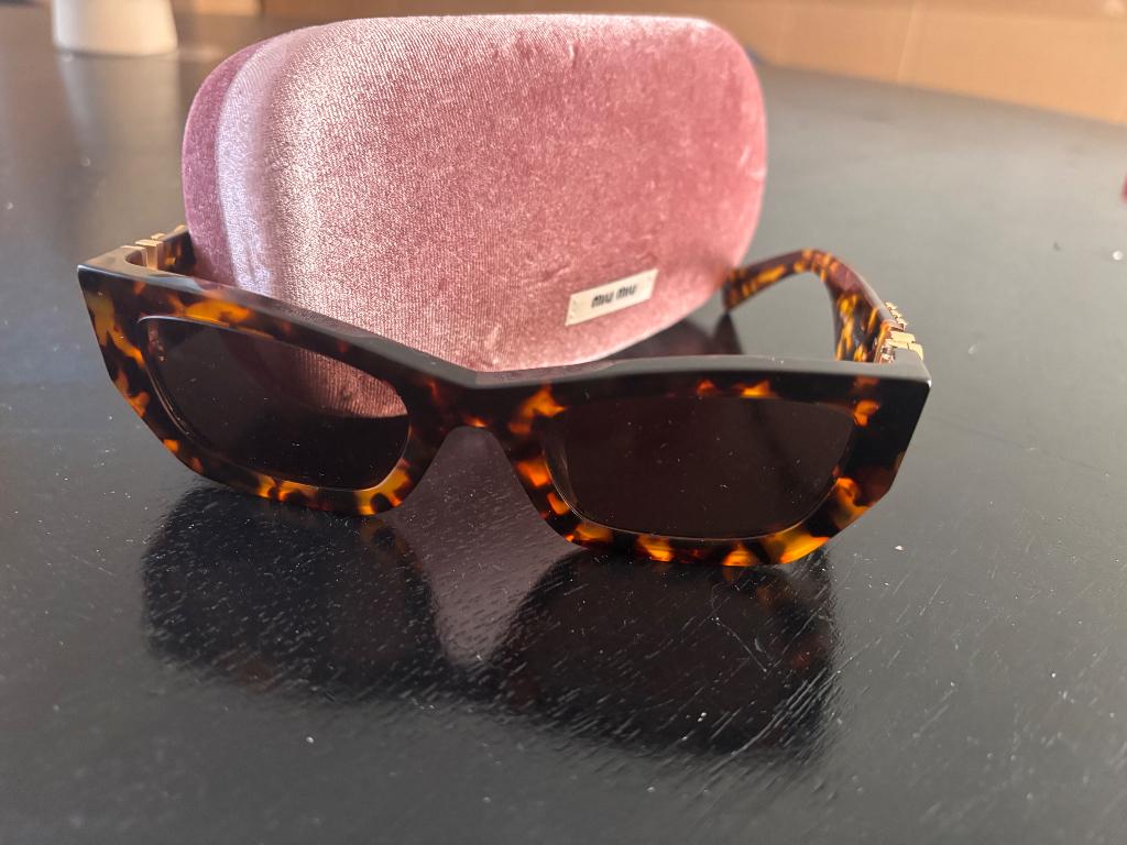 Miu Miu zonnebril bruin met goude logo, Overige merken, Zonnebril, Bruin, Nieuw