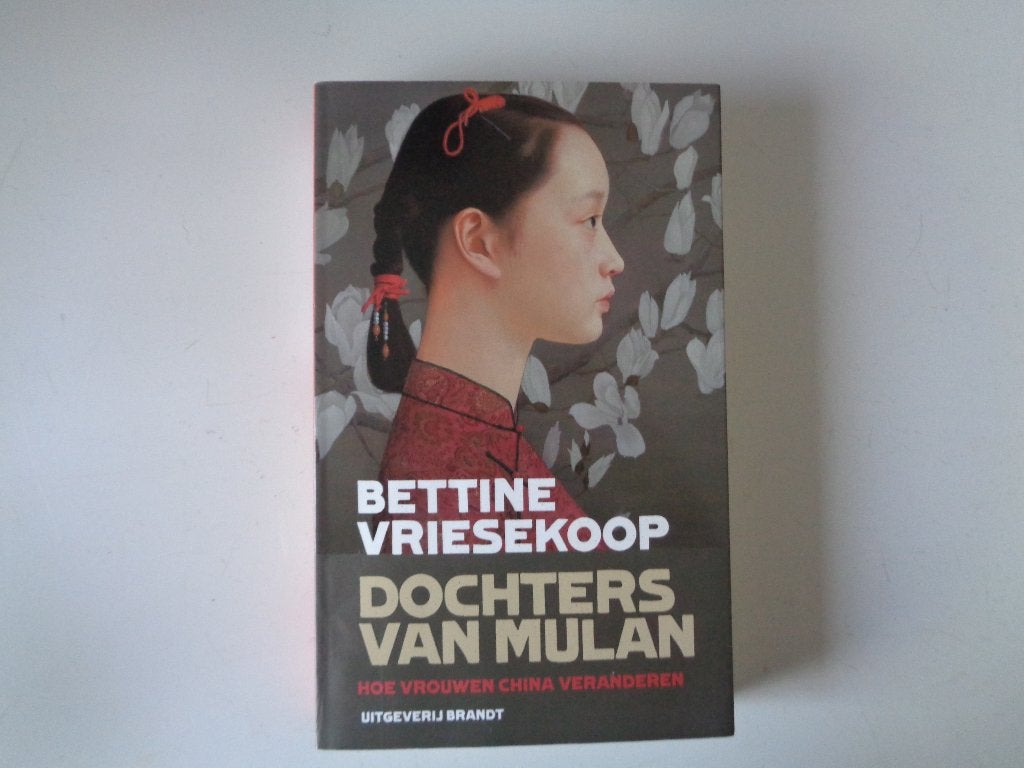 8204-7-2 : Dochters van Mulan - B. Vriesekoop. DE, Ophalen of Verzenden, Zo goed als nieuw