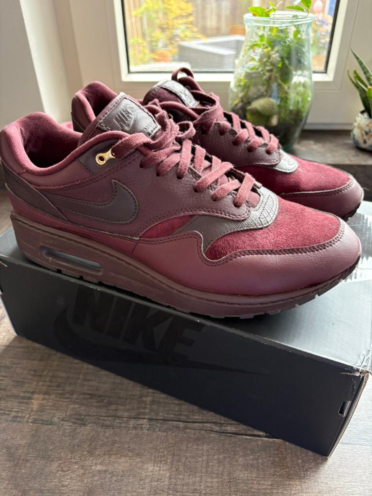 Nike air max 1 87 nbhd burgundy crush maat 44,5, Kleding | Heren, Schoenen, Ophalen of Verzenden, Zo goed als nieuw, Overige kleuren