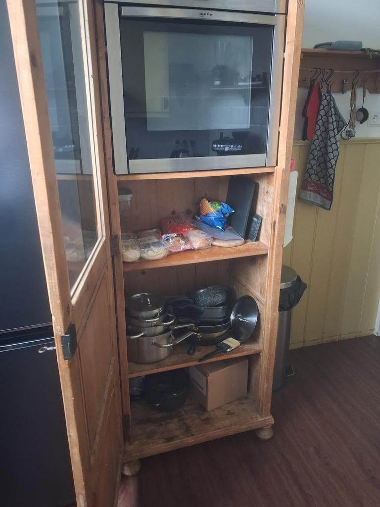 Hoge houten voorraadkast met glazen deur, Huis en Inrichting, Kasten | Overige, Ophalen, Gebruikt