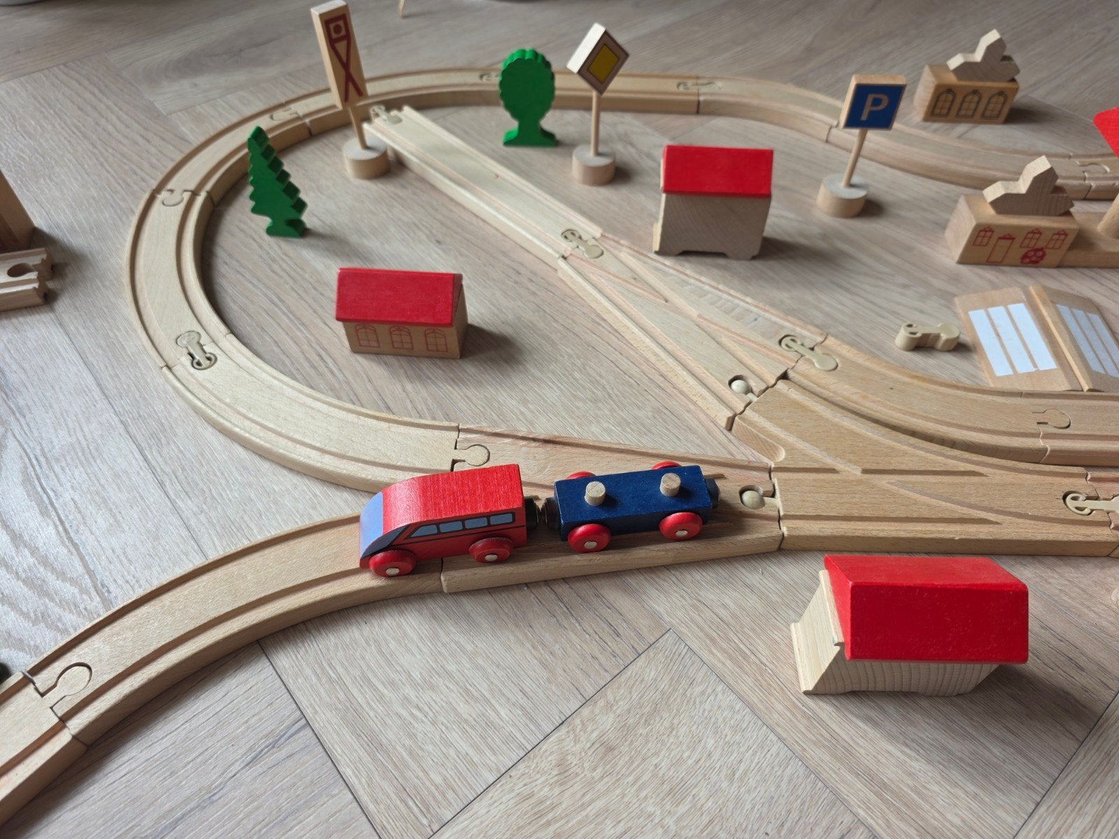 Grote houten treinbaan set met accessoires, Ophalen, Gebruikt