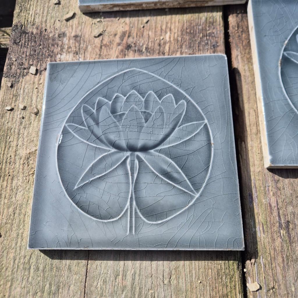 34 warmgrijze antieke wandtegels met lotus waterlelie, Ophalen