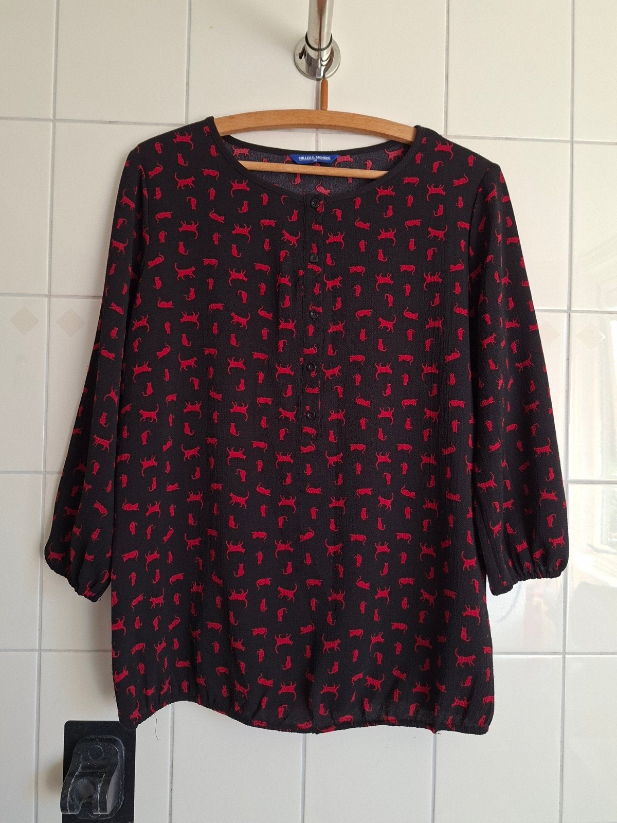 Miller & Monroe blouse met kattenprint - Maat 38, Kleding | Dames, Maat 38/40 (M), Zwart, Ophalen of Verzenden, Zo goed als nieuw