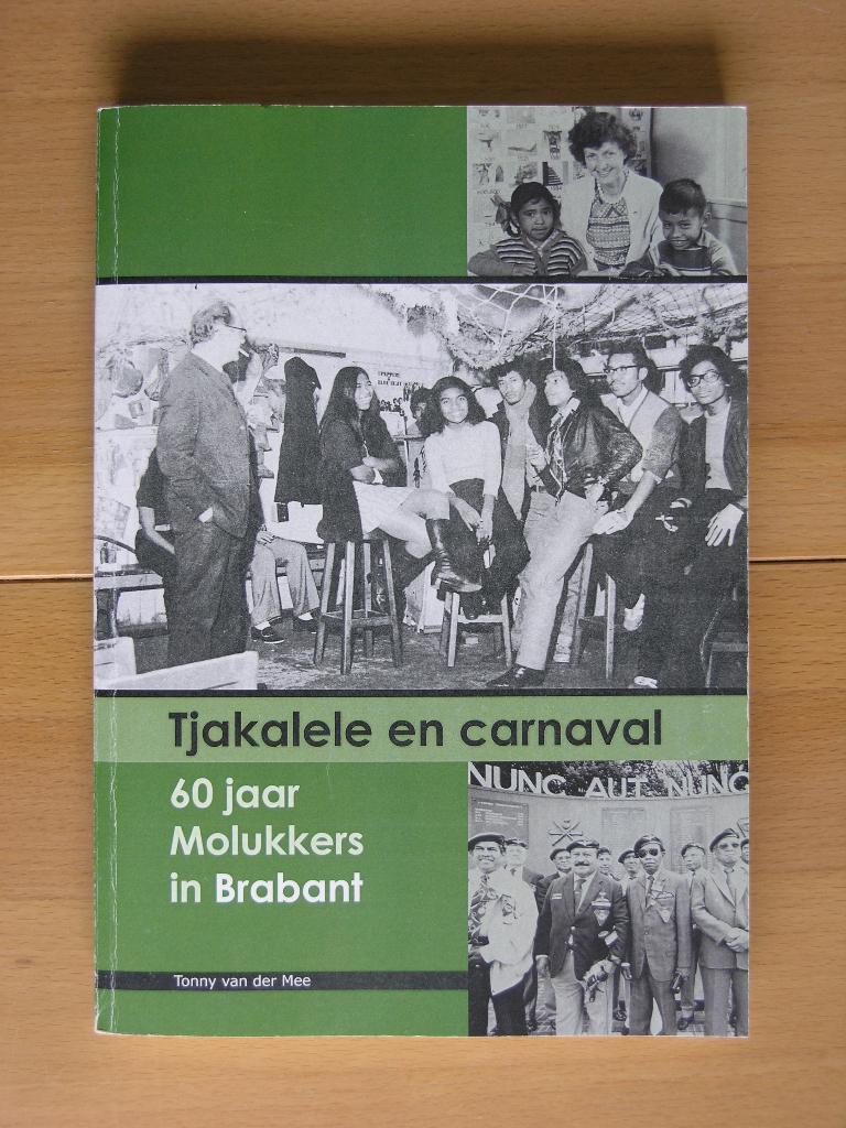 Tonny van der Mee -Tjakalele en carnaval 60 jaar Molukkers, Boeken, Ophalen, 20e eeuw of later, Gelezen