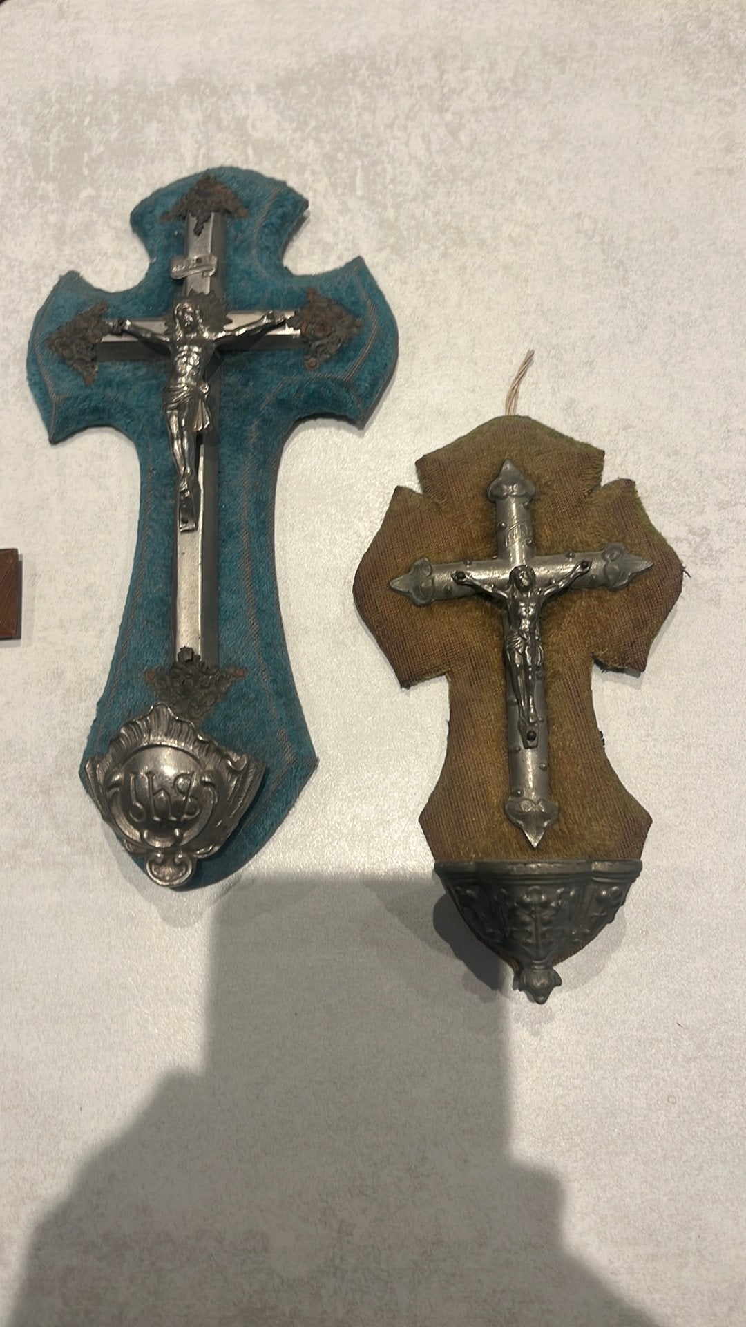 4x kruisjes vaarvan 2 met wijwater bakje, Verzamelen, Religie, Ophalen, Gebruikt, Christendom | Katholiek