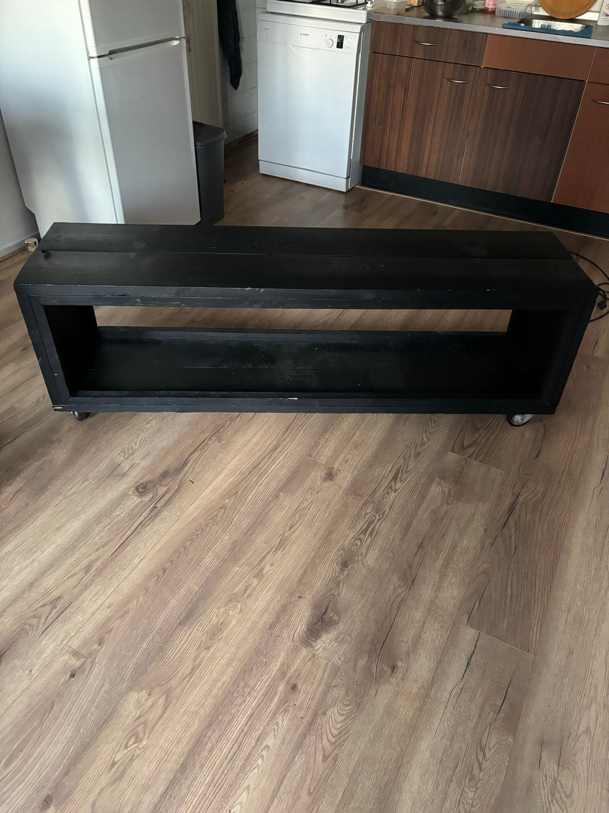 Zwart houten tv-meubel op wielen