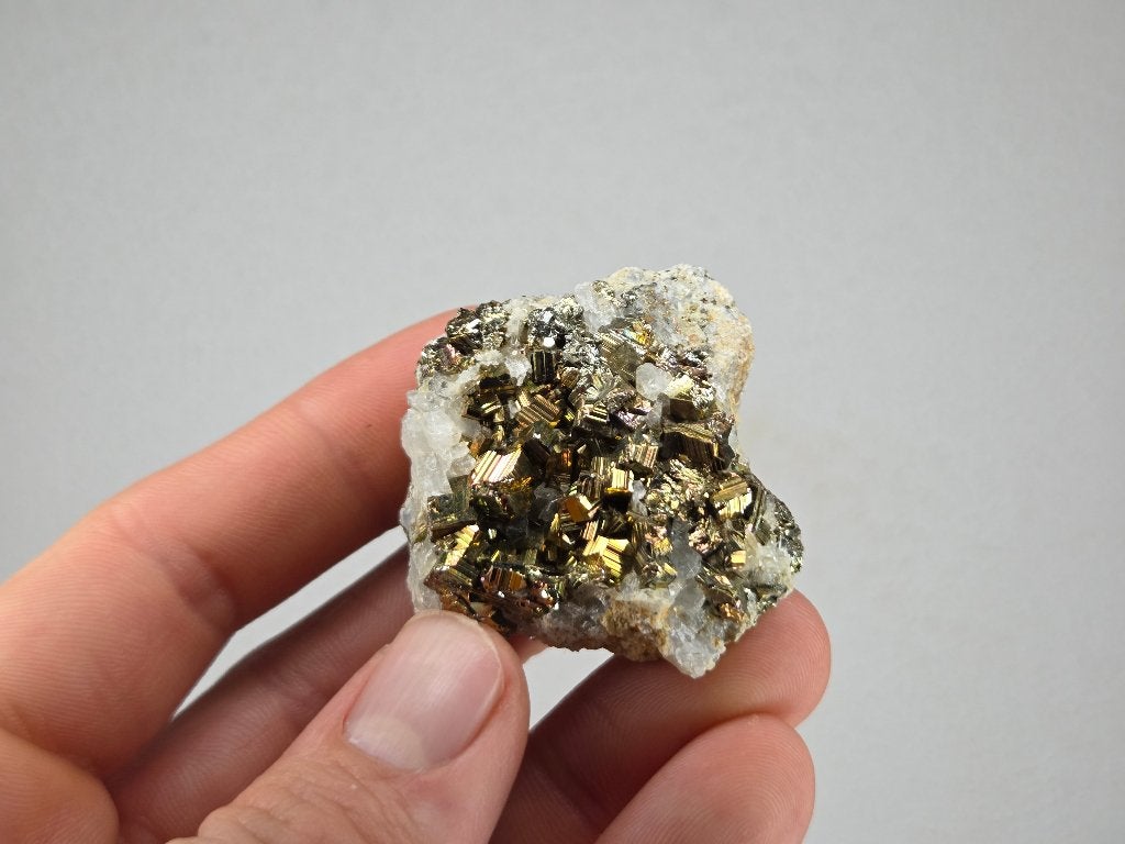 Regenboog Pyriet Indonesië, Ophalen of Verzenden, Mineraal