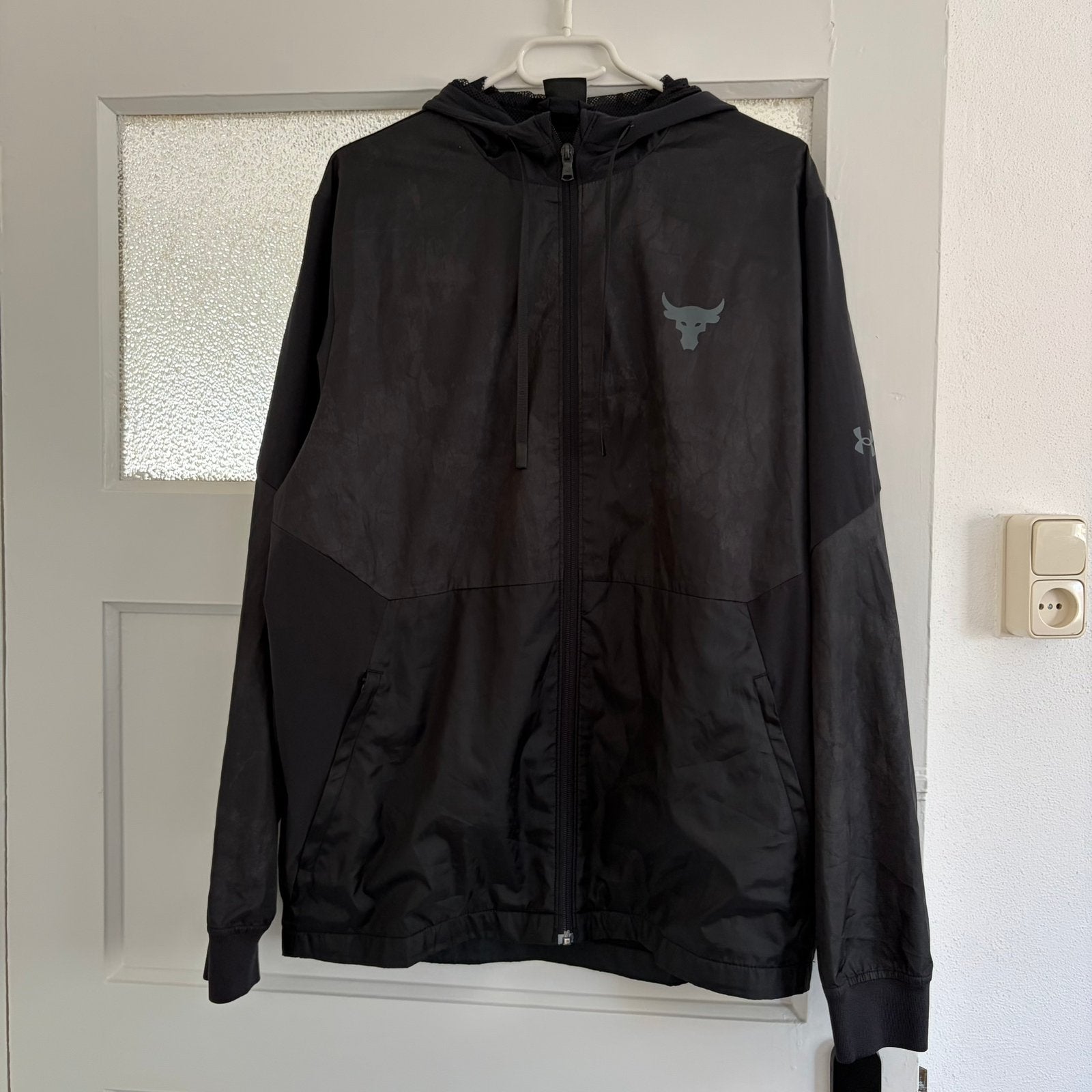 Under Armour Project Rock Windbreaker - Maat M - Zwart, Zwart, Gedragen, Algemeen, Verzenden