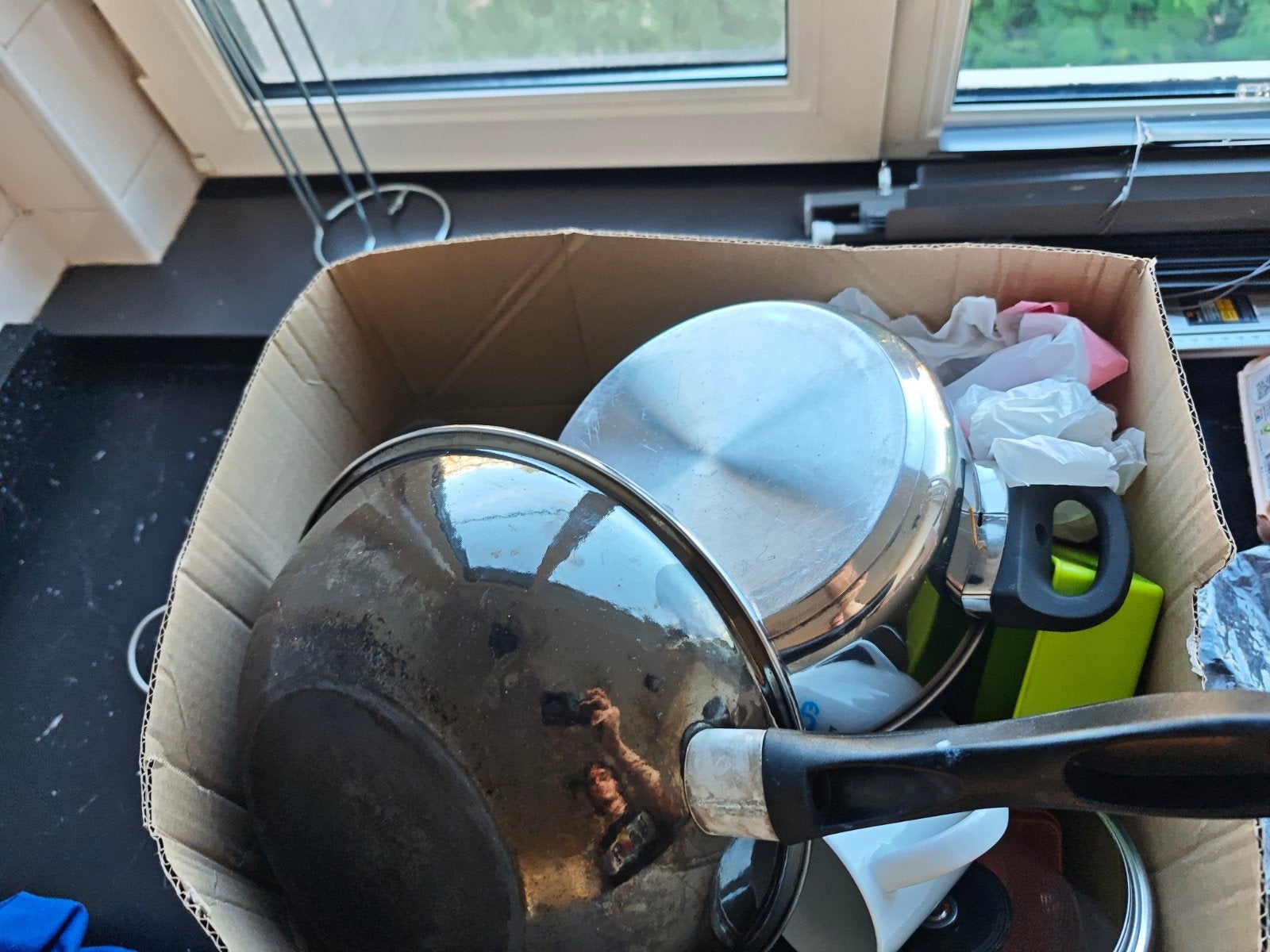 Diverse keukenspullen: pannen, kopjes, borden en bestek, Ophalen, Gebruikt