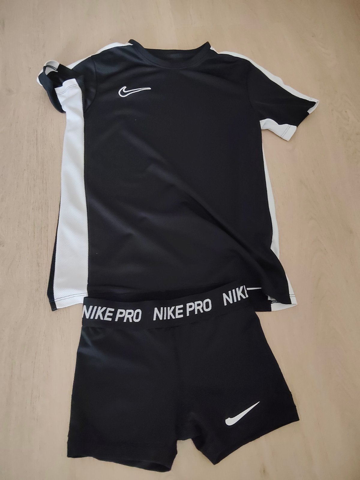 Nike sportset: T-shirt en korte broek (zwart/wit), Zwart, Nike, Ophalen of Verzenden, Maat 34 (XS) of kleiner