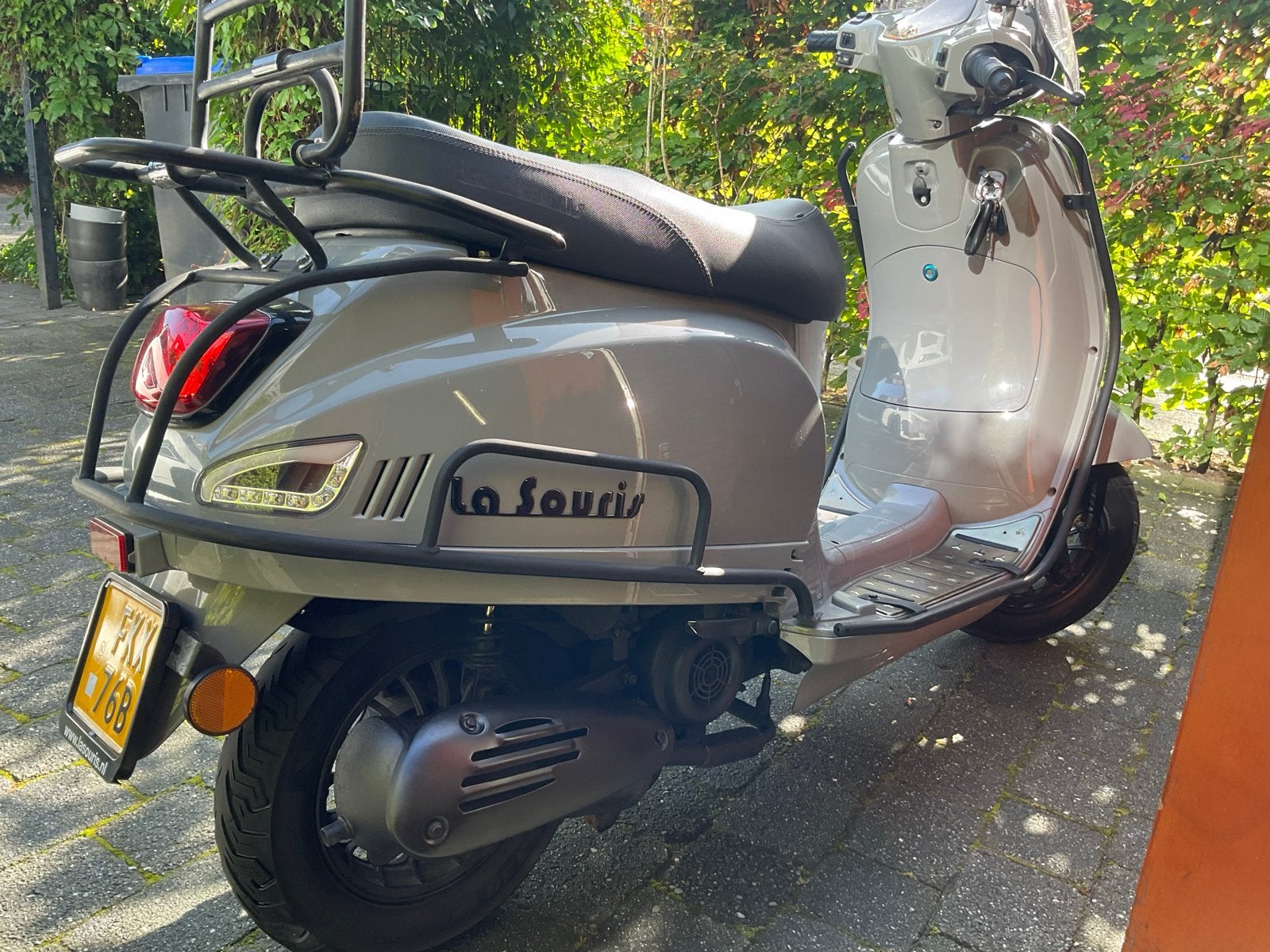 La Souris Scooter -  nog heel netjes , inclusief helmen !!, Overige merken, Ophalen of Verzenden, Zo goed als nieuw, Benzine