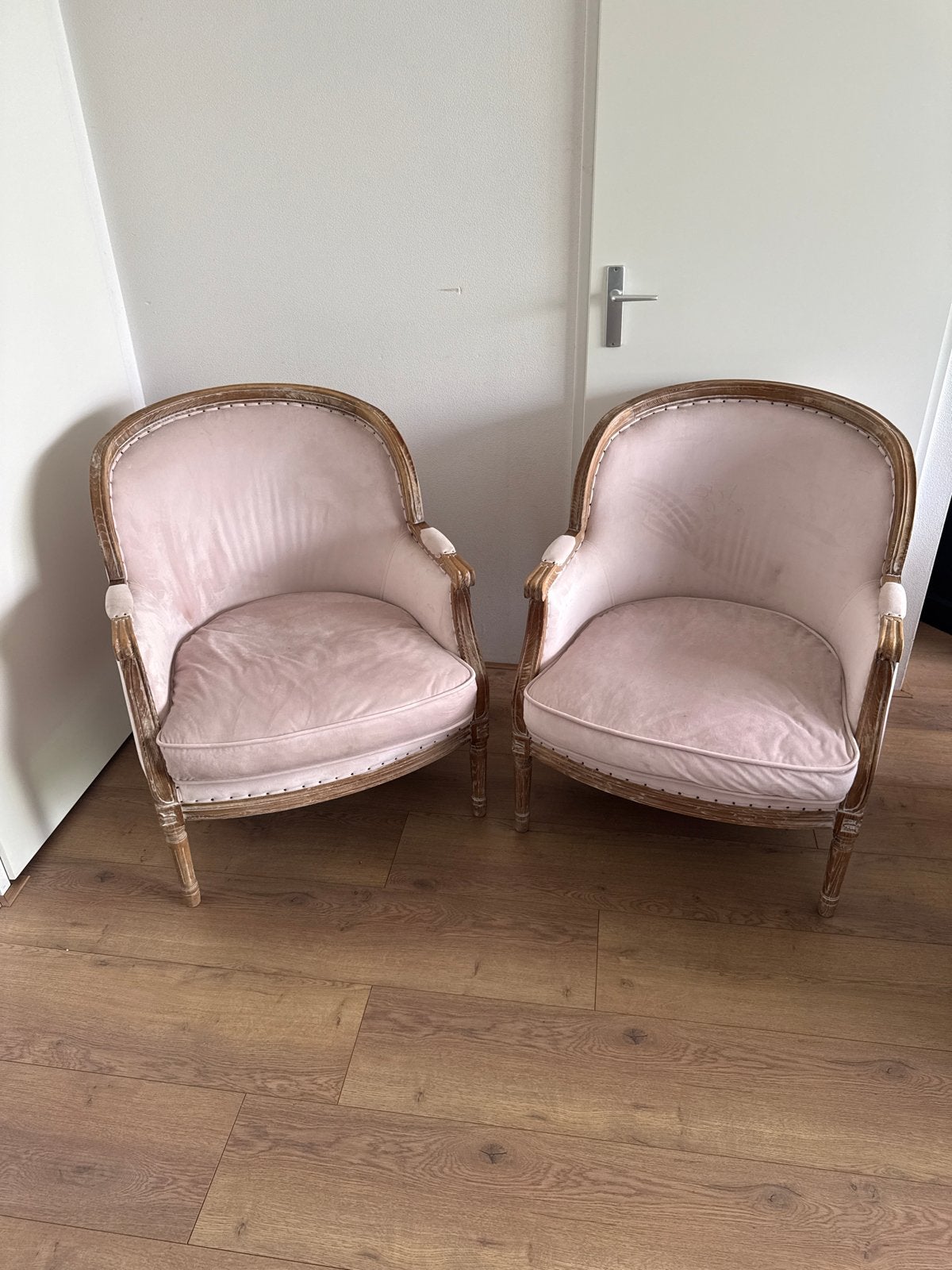 Set van 2 roze fluwelen fauteuils met houten frame, Antiek en Kunst, Antiek | Meubels | Stoelen en Banken, Ophalen