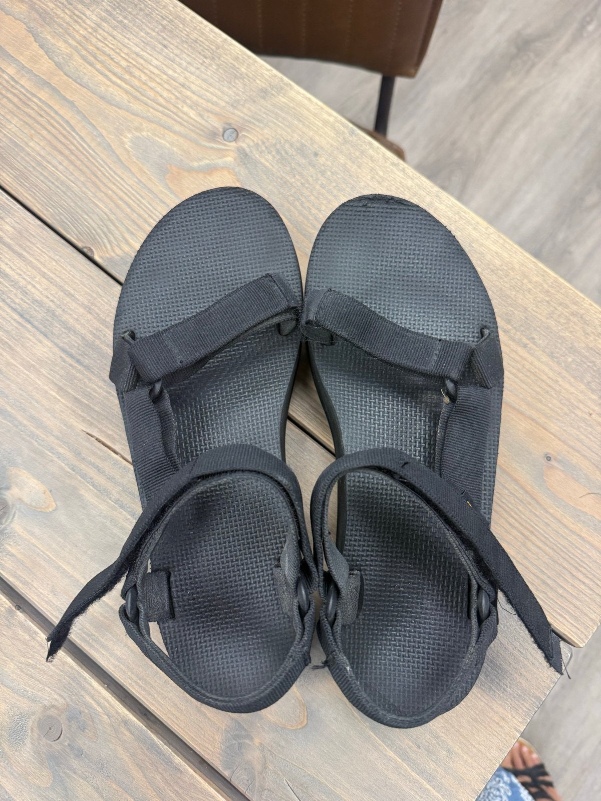 Teva plateau sandalen zwart  maat 41- Zool bij neus iets los, Kleding | Dames, Schoenen, Ophalen of Verzenden, Gedragen, Zwart