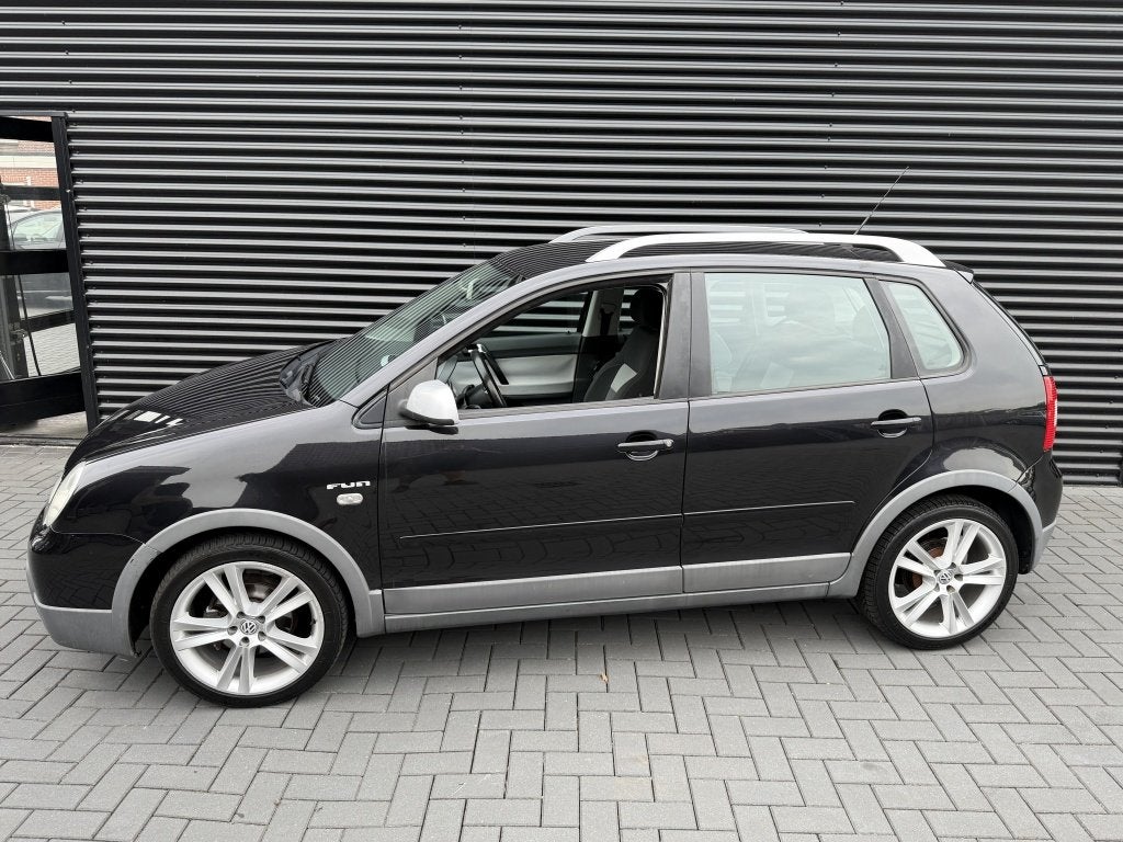 Volkswagen Polo 1.2-12V FUN| CROSS| AIRCO| 17"LM| STOELVERW|, Auto's, Volkswagen, Stof, 1064 kg, 1198 cc, Zwart