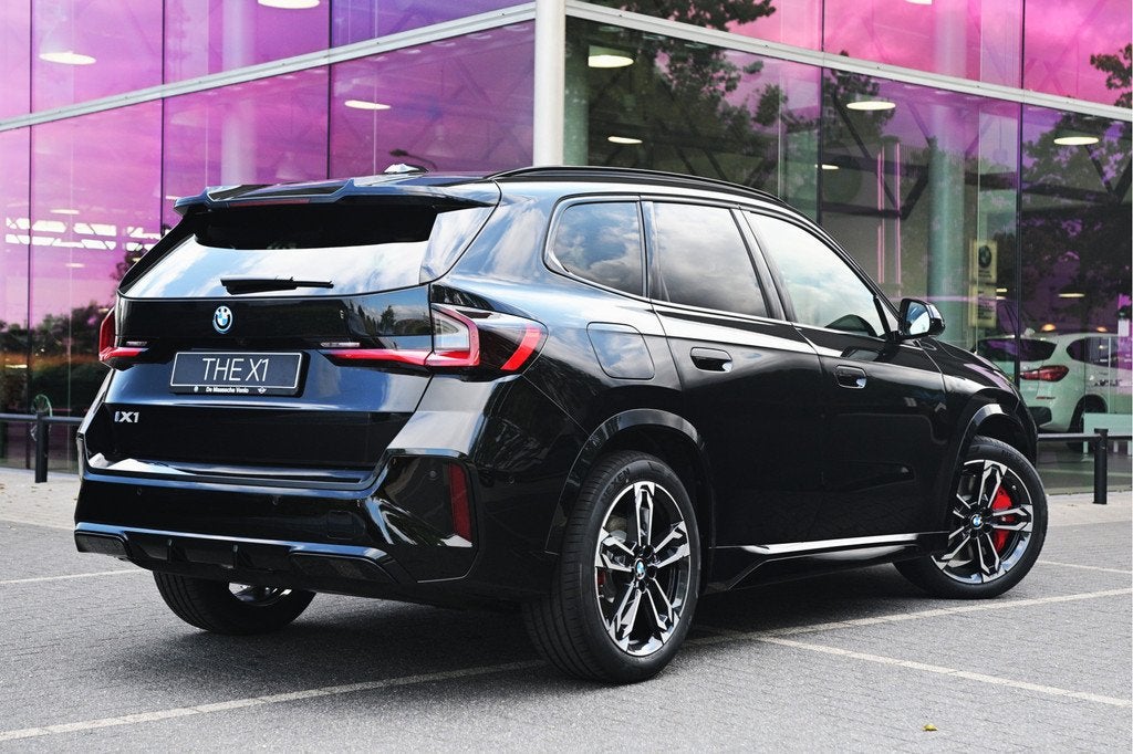 BMW iX1 eDrive20 M Sport / Panoramadak / Trekhaak / Sportsto, Auto's, BMW, Zwart, Leder, Nieuw, 1840 kg